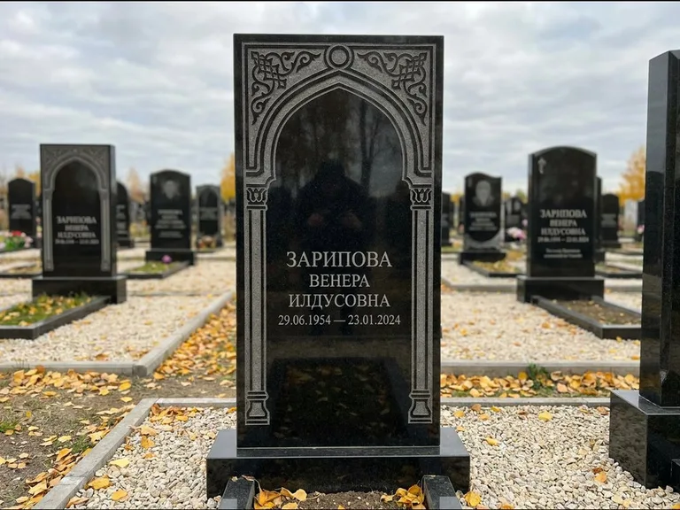 Мусульманский памятник: фигурная стела с михраб-нишей — гравировка мечети в михраб-арке с орнаментом, светлая гравийная отсыпка, работа «Зарипова» в Ульяновске