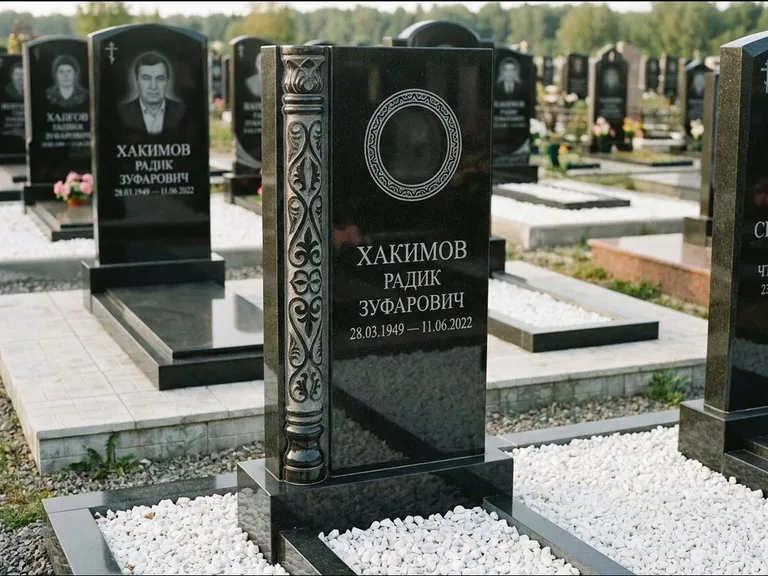 Мусульманский памятник: стела с боковой резной орнаментальной колонной — детализированная гравировка мечети Кул-Шариф, белая мраморная крошка, работа «Хабибуллин» в Ульяновске