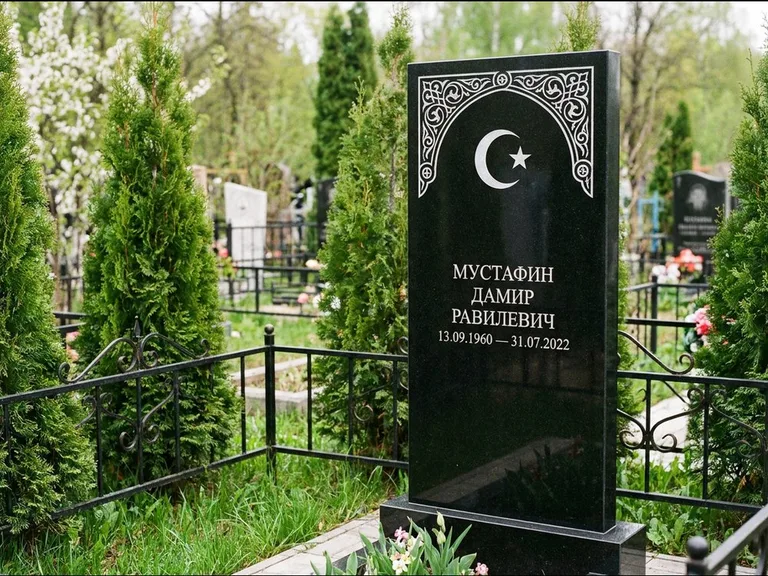 Мусульманский памятник — полумесяц со звездой и орнамент-бордюр, работа «Мустафин» в Ульяновске