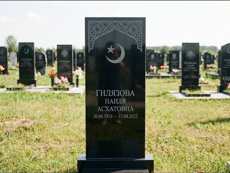 Мусульманский памятник: узкая вертикальная стела-пилон с полумесяцем — гравировка мечети в михраб-арке с орнаментом, открытая лужайка без ограды, работа «Ибрагимова» в Ульяновске