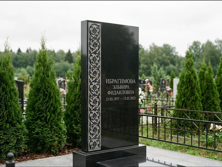 Мусульманский памятник — колонна ислими по краю стелы, работа «Ибрагимова» в Ульяновске