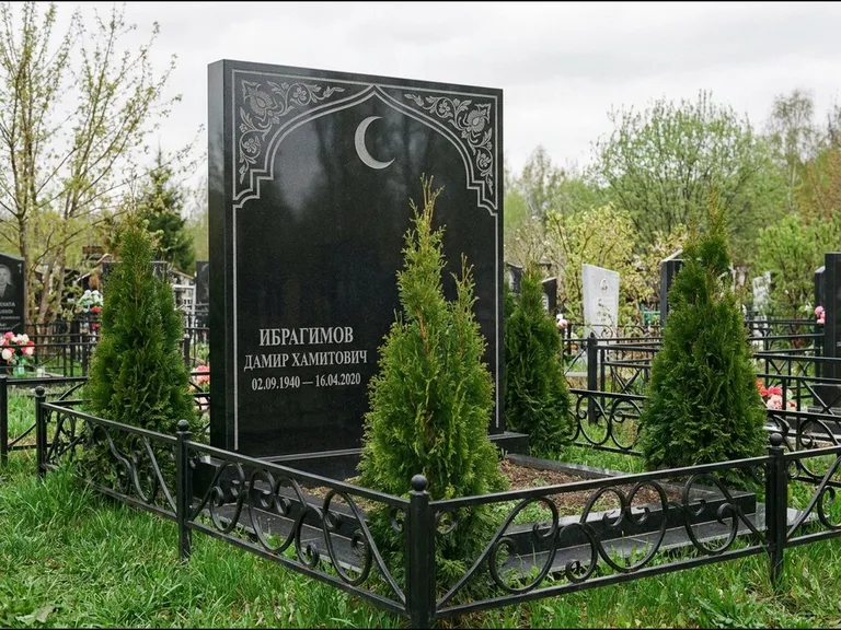 Памятник с гравировкой полумесяца — гравировка полумесяца в восточной арке с орнаментом, работа «Ибрагимов» в Ульяновске