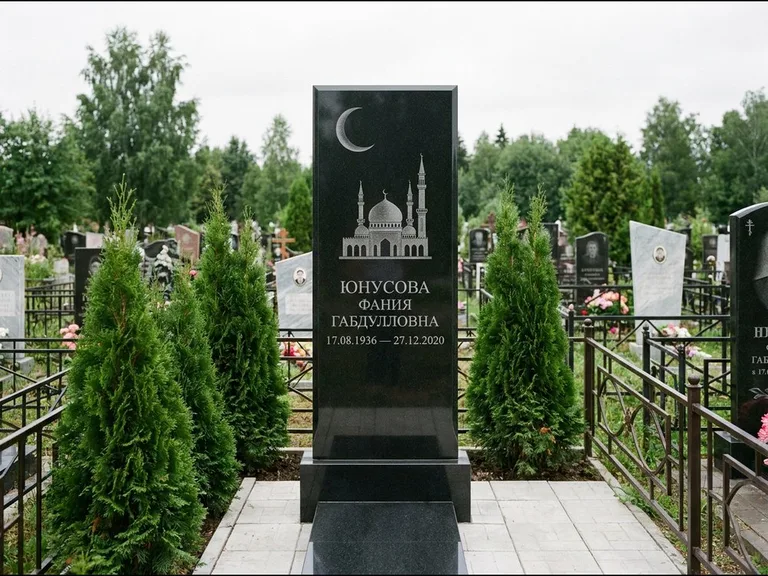 Памятник с гравировкой полумесяца — гравировка полумесяца над силуэтом мечети, работа «Юнусова» в Ульяновске