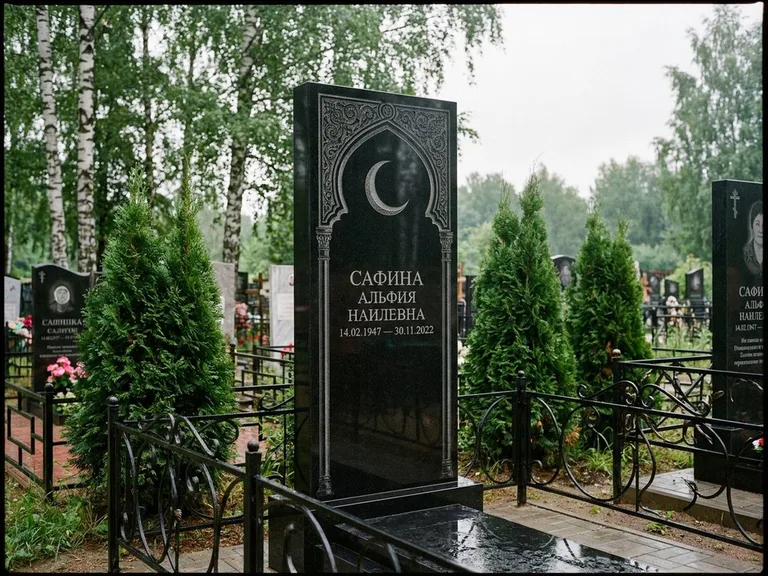 Памятник с гравировкой полумесяца — гравировка полумесяца в восточной арке с орнаментом, работа «Сафина» в Ульяновске