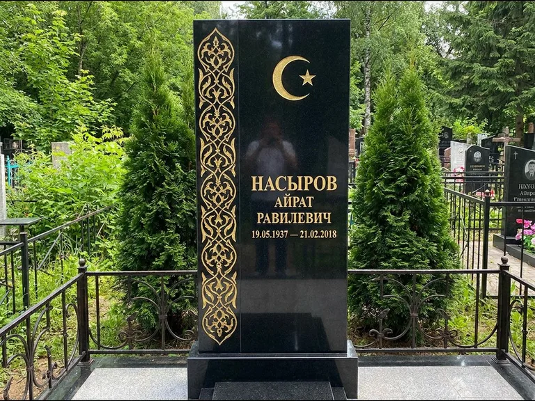 Памятник с гравировкой полумесяца — золочёный полумесяц и колонна растительного орнамента-ислими, работа «Насыров» в Ульяновске