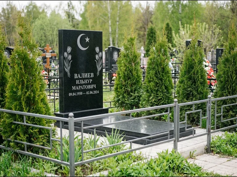 Памятник с гравировкой полумесяца — гравировка полумесяца со звездой и тюльпанами по бокам, работа «Валиев» в Ульяновске