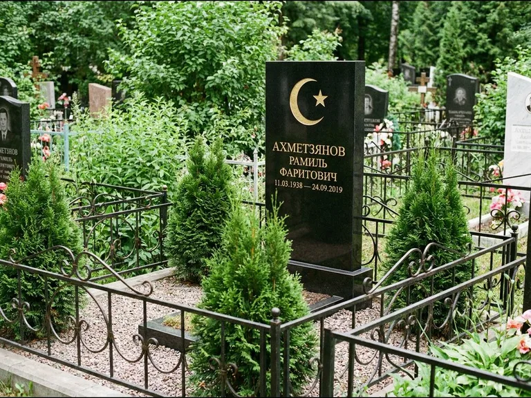 Памятник с гравировкой полумесяца — золочёная гравировка полумесяца со звездой в верхней части с, работа «Ахметзянов» в Ульяновске