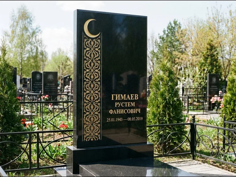 Памятник с гравировкой полумесяца — золочёный полумесяц и колонна растительного орнамента-ислими, работа «Гимаев» в Ульяновске