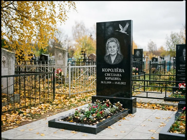 Памятник с гравировкой журавлей — белая гравировка клина журавлей, уходящего в верхний угол ст, работа «Королёва» в Ульяновске