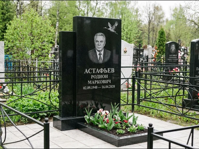 Памятник с гравировкой журавлей — гравировка одиночного летящего журавля над портретом, работа «Астафьев» в Ульяновске