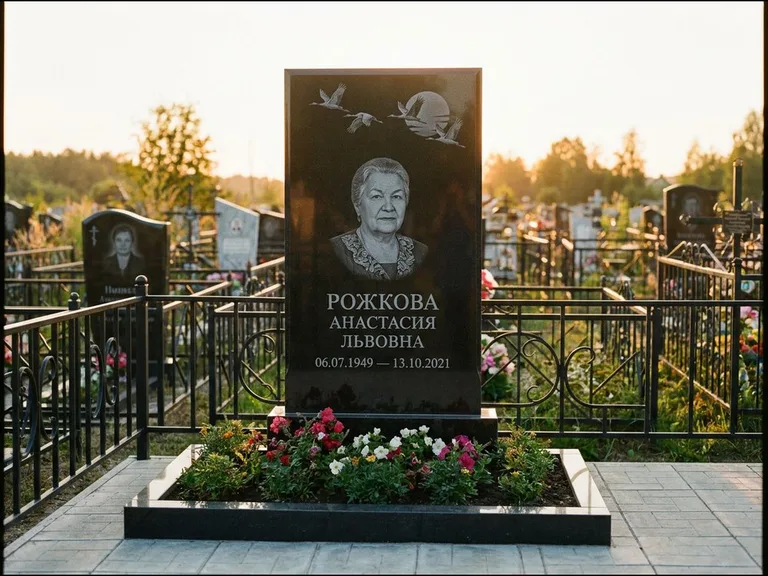 Памятник с гравировкой журавлей — гравировка клина журавлей на фоне солнечного диска, работа «Рожкова» в Ульяновске