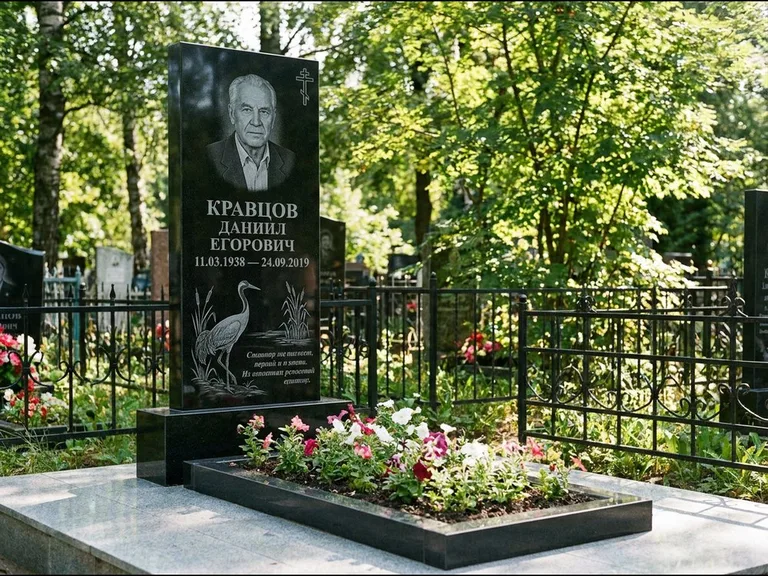 Памятник с гравировкой журавлей — гравировка журавля у камышей рядом с эпитафией, работа «Кравцов» в Ульяновске