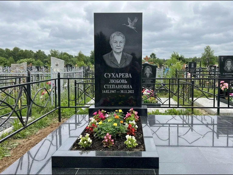 Памятник с гравировкой журавлей — гравировка одиночного летящего журавля над портретом, работа «Сухарева» в Ульяновске