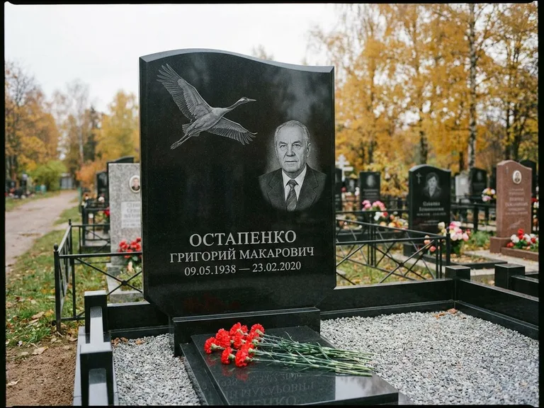 Памятник с гравировкой журавлей — гравировка журавлей, работа «Остапенко» в Ульяновске