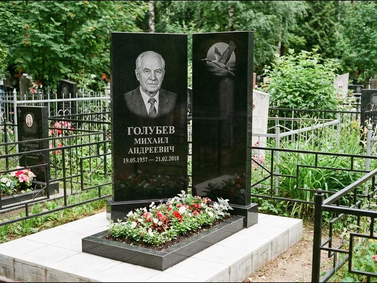 Памятник с гравировкой журавлей — гравировка клина журавлей на фоне солнечного диска, работа «Голубев» в Ульяновске