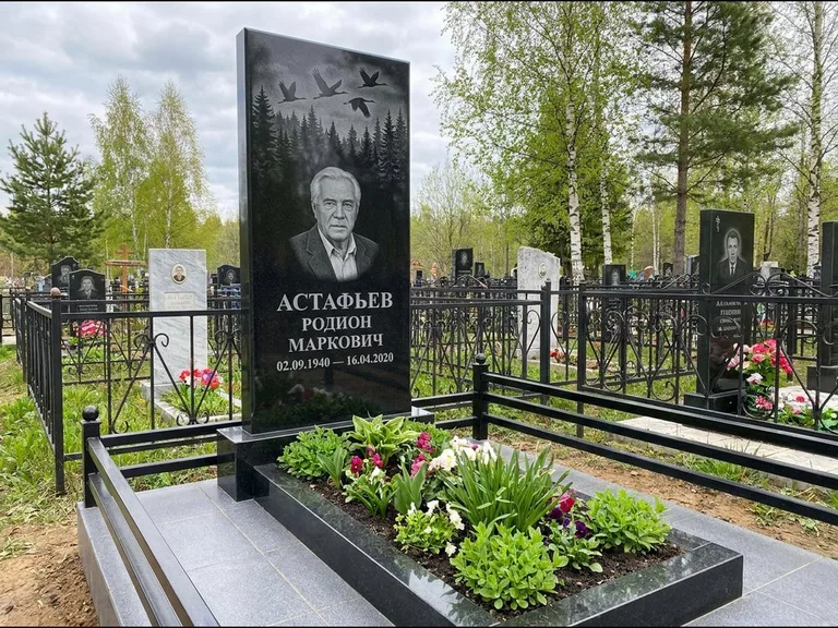 Памятник с гравировкой журавлей — гравировка силуэтов журавлей над еловым лесом, работа «Астафьев» в Ульяновске