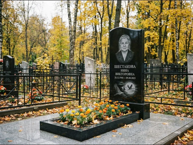 Памятник с гравировкой журавлей — гравировка клина журавлей на фоне солнечного диска, работа «Шестакова» в Ульяновске