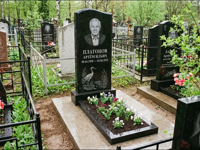 Памятник с гравировкой журавлей — гравировка журавля у камышей рядом с эпитафией, работа «Платонов» в Ульяновске