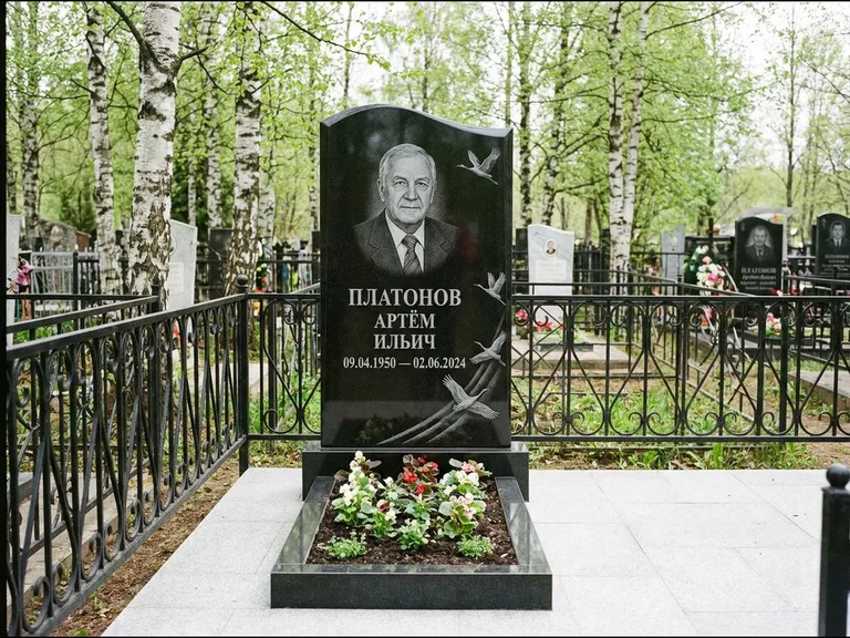 Памятник с гравировкой журавлей — гравировка трёх журавлей по диагонали через свободное поле с, работа «Платонов» в Ульяновске