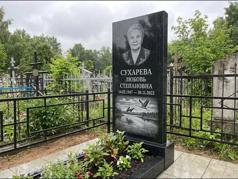 Памятник с гравировкой журавлей — гравировка пары журавлей над гладью озера в нижней части, работа «Сухарева» в Ульяновске