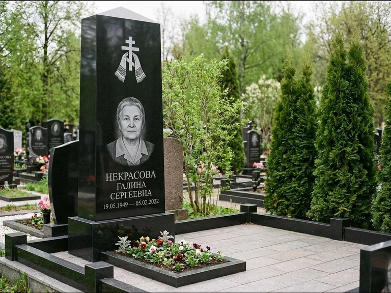 Памятник из чёрного гранита — стела-пилон с ажурным резным крестом, работа «Ерофеева» в Ульяновске