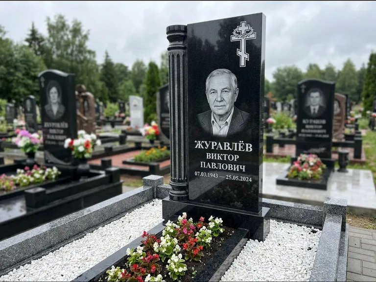 Памятник из чёрного гранита — семейный мемориал из двух стел с крестом с рушником, работа «Гущин» в Ульяновске