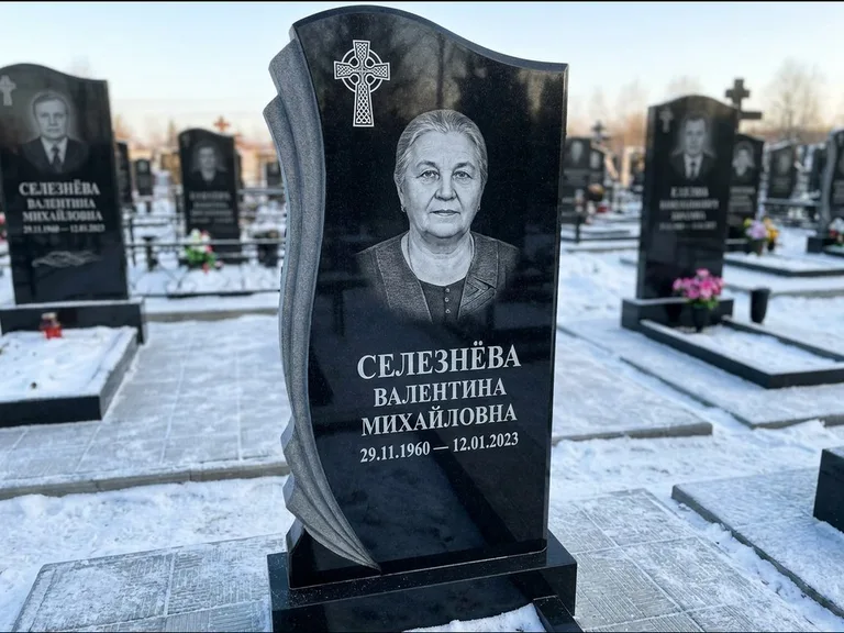 Памятник из чёрного гранита — восьмигранный обелиск с кельтским крестом, работа «Некрасова» в Ульяновске