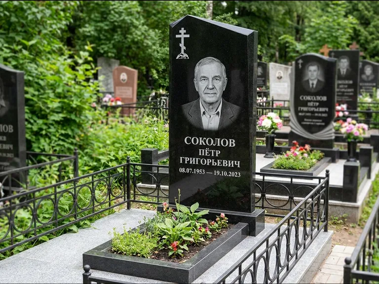 Памятник из чёрного гранита — полукруглая стела с крестом на Голгофе, работа «Журавлёв» в Ульяновске