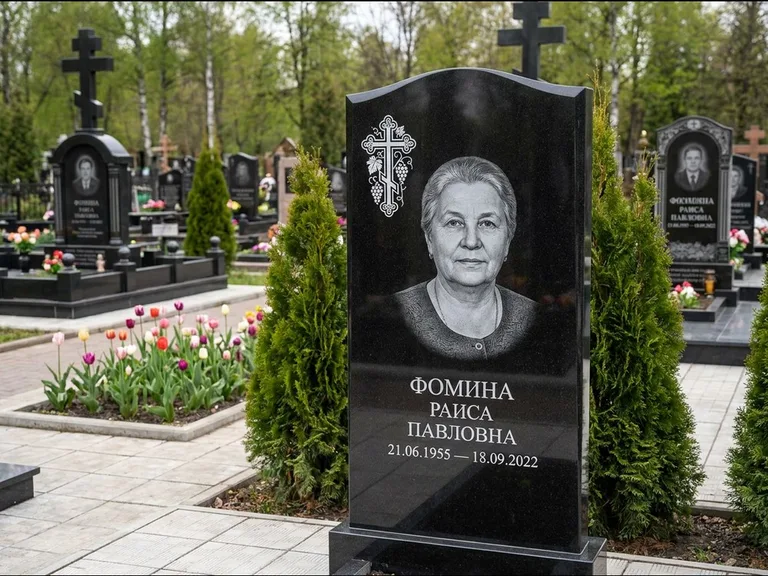 Памятник из чёрного гранита — двухцветная стела с крестом с распятием, работа «Одинцова» в Ульяновске
