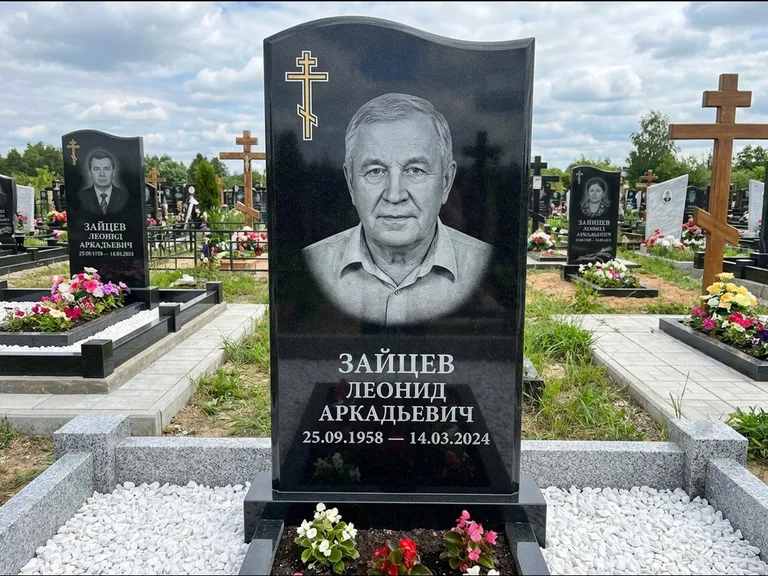 Памятник из чёрного гранита — горизонтальная семейная стела с аркой с процветшим крестом с виноградной лозой, работа «Верещагин» в Ульяновске