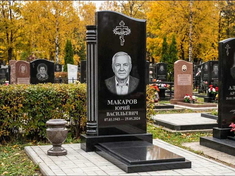 Памятник из чёрного гранита — асимметричная стела с крестом с рушником, работа «Панкратов» в Ульяновске