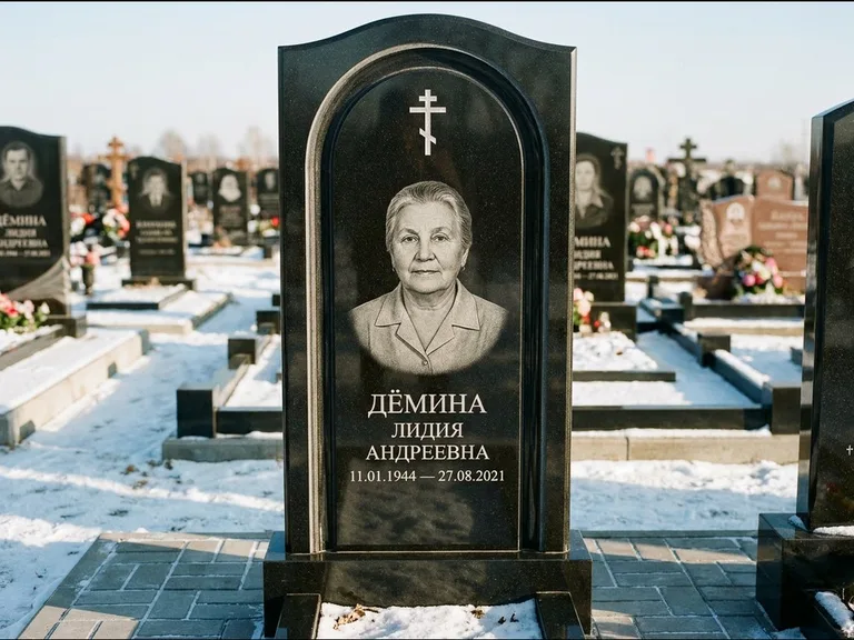 Памятник из чёрного гранита — стела-триптих с крестом с терновым венцом, работа «Ерофеева» в Ульяновске