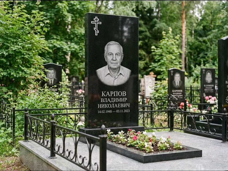 Памятник из чёрного гранита — узкая стела с ажурным крестом с православным восьмиконечным крестом, работа «Гущин» в Ульяновске
