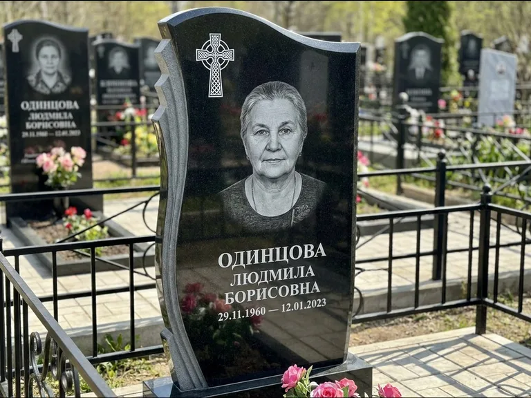 Памятник из чёрного гранита — стела с портретным овалом с кельтским крестом, работа «Савельева» в Ульяновске