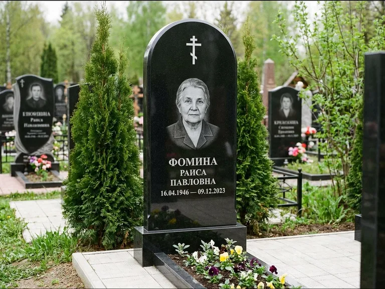 Памятник из чёрного гранита — вертикальная стела с латинским крестом, работа «Некрасова» в Ульяновске