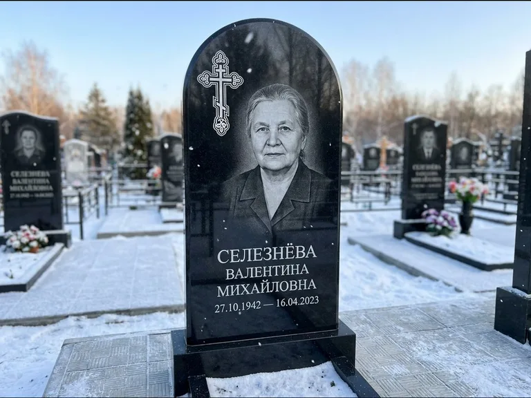 Памятник из чёрного гранита — массивная стела с крестом в лучах с крестом в лучах, работа «Одинцова» в Ульяновске