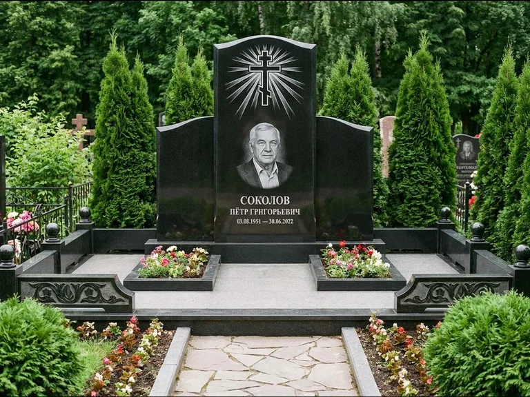 Памятник из чёрного гранита — низкая стела с крестом сбоку с золочёным крестом, работа «Верещагин» в Ульяновске