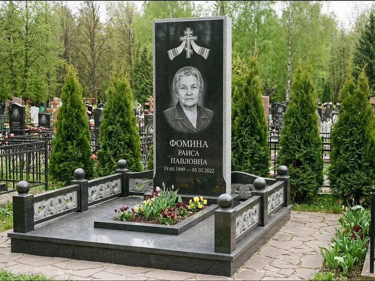 Памятник из чёрного гранита — семейный мемориал с ажурным резным крестом, работа «Мельникова» в Ульяновске