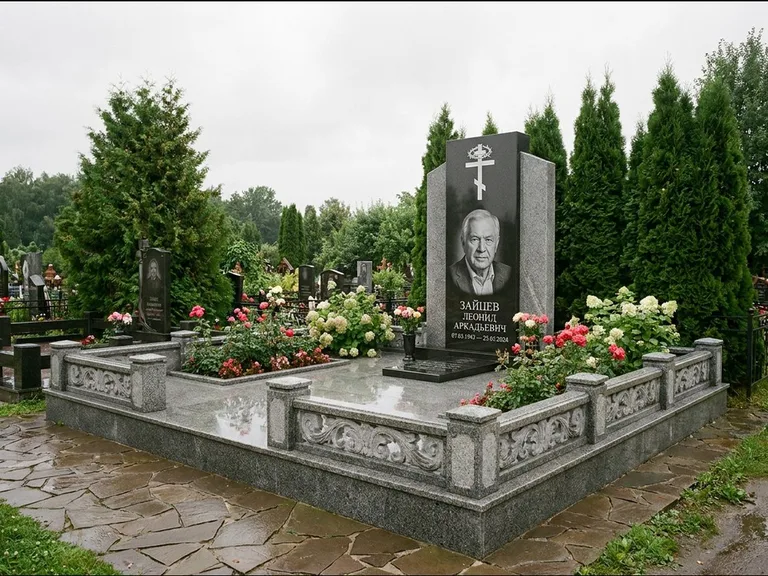 Памятник из чёрного гранита — стела с двумя портретами с крестом с рушником, работа «Богданов» в Ульяновске