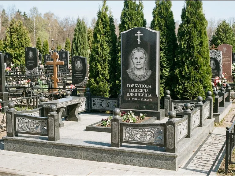 Памятник из чёрного гранита — стела с золочёным крестом с крестом с терновым венцом, работа «Селезнёва» в Ульяновске