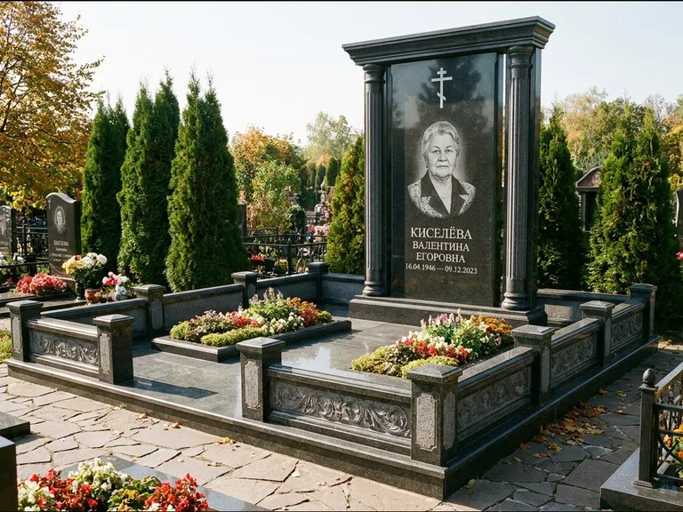 Памятник из чёрного гранита — стела с кельтским крестом с латинским крестом, работа «Ерофеева» в Ульяновске