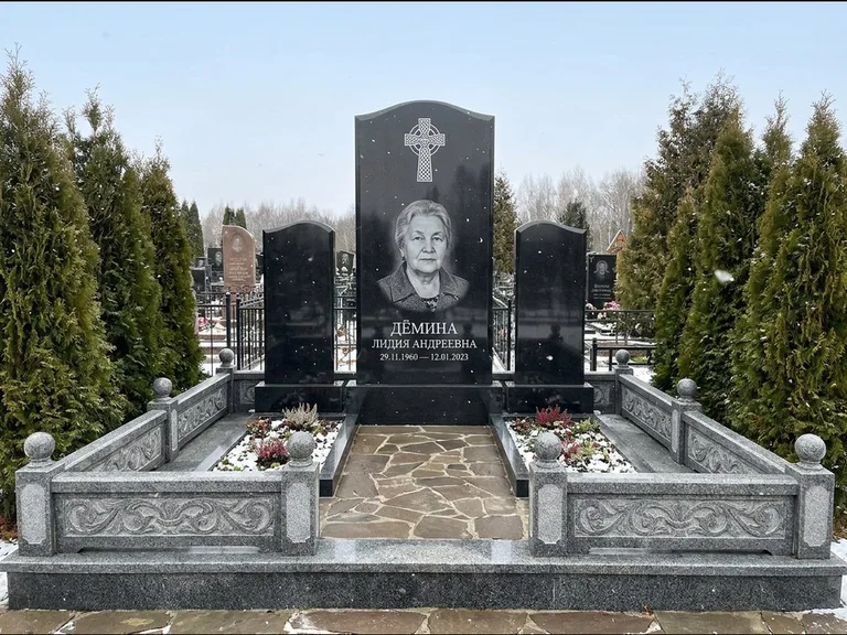 Памятник из чёрного гранита — стела с крестом и ветвью с кельтским крестом, работа «Лаврентьева» в Ульяновске