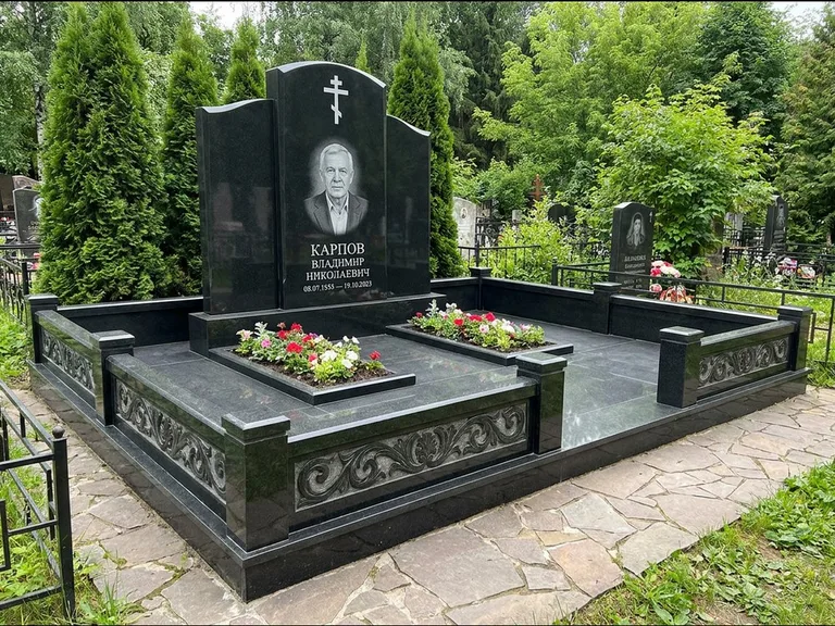 Памятник из чёрного гранита — двойная семейная стела с крестом на Голгофе, работа «Тихонов» в Ульяновске