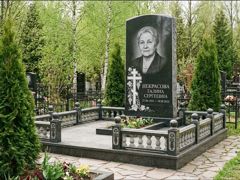 Памятник из чёрного гранита — стела с крестом и книгой с крестом с распятием, работа «Савельева» в Ульяновске