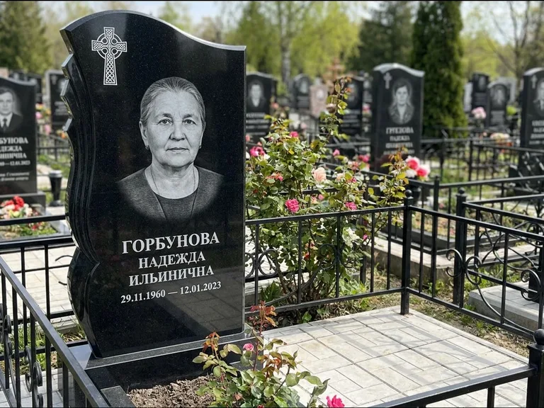 Памятник из чёрного гранита — высокий обелиск с кельтским крестом, работа «Одинцова» в Ульяновске