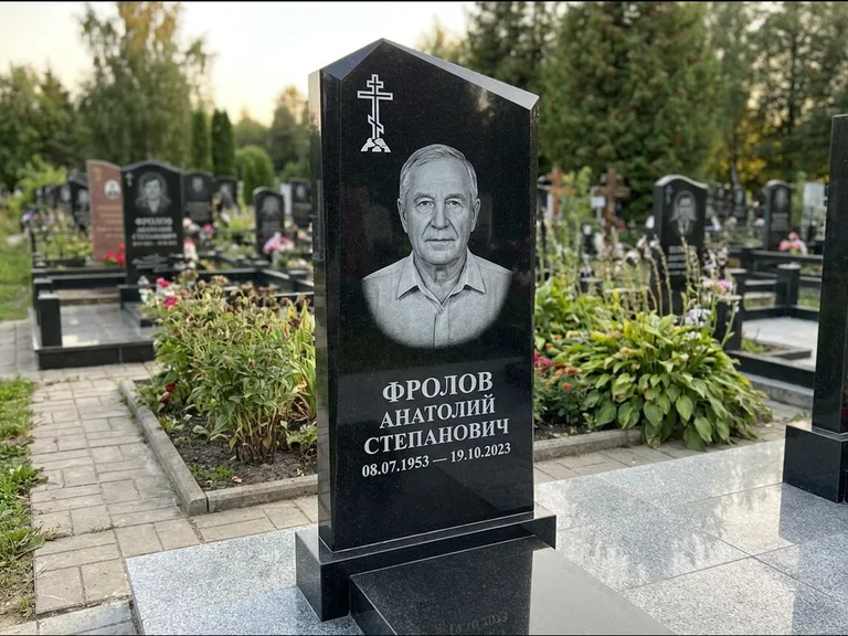 Памятник из чёрного гранита — стела со столиком и скамьёй с крестом на Голгофе, работа «Верещагин» в Ульяновске