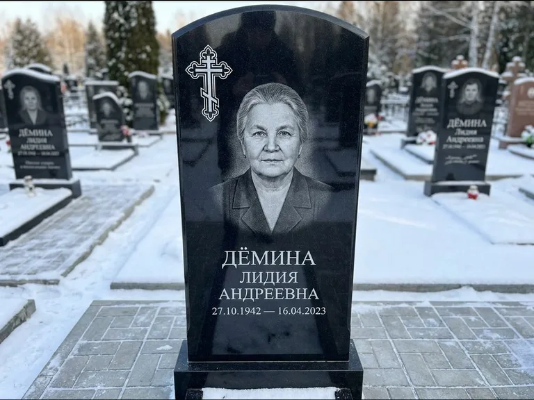 Памятник из чёрного гранита — стела домиком с крестом в лучах, работа «Селезнёва» в Ульяновске