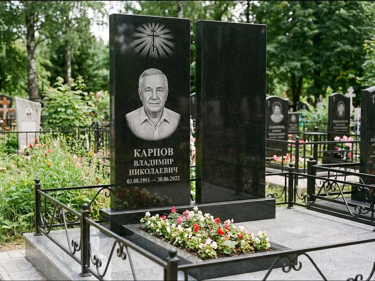 Памятник из чёрного гранита — ступенчатая стела с золочёным крестом, работа «Панкратов» в Ульяновске