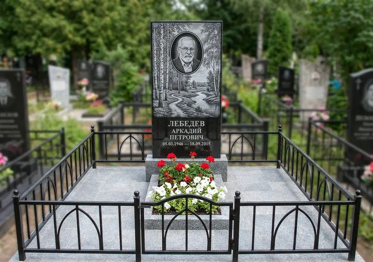 Памятник с гравировкой берёзовой рощи, портретом и надписью в Ульяновске