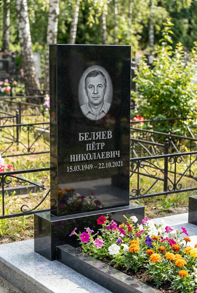 Вертикальный чёрный гранитный памятник под ключ с цветником в Ульяновске